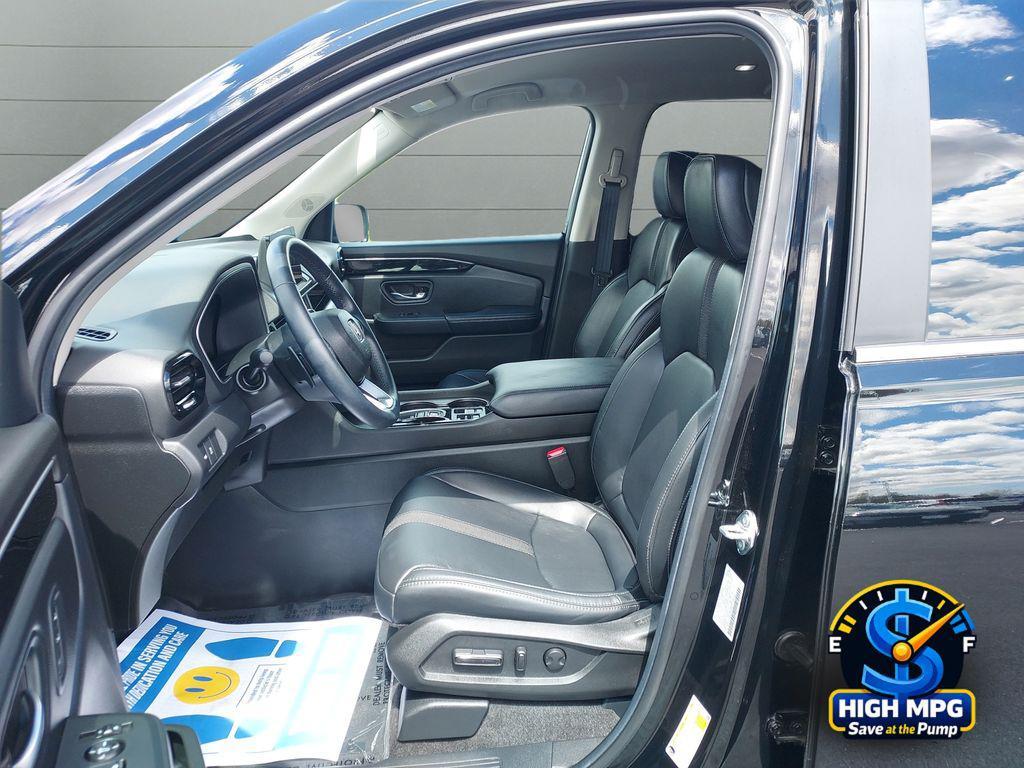 used 2025 Honda Pilot car, priced at $44,498