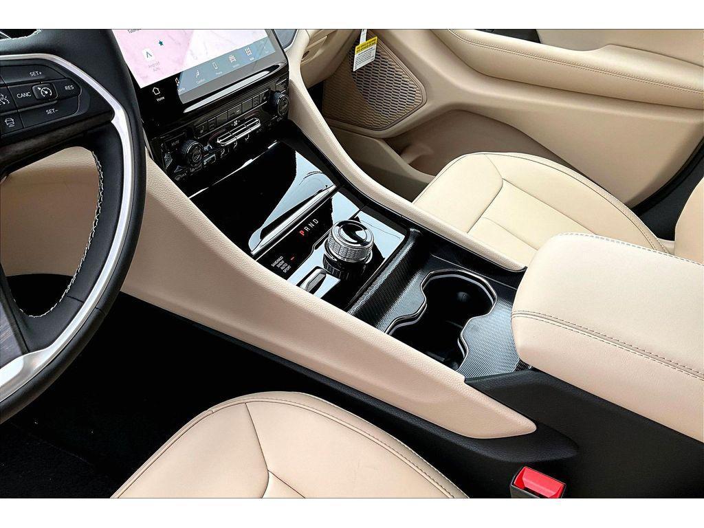 new 2025 Jeep Grand Cherokee car, priced at $48,008