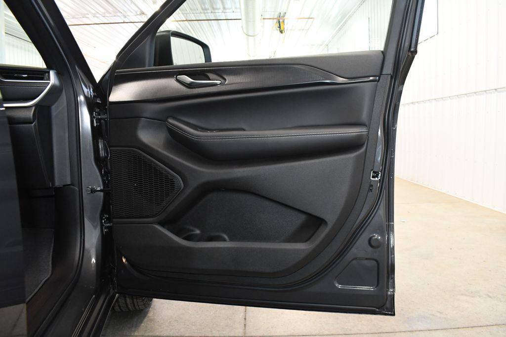 new 2026 Jeep Grand Cherokee car, priced at $43,107