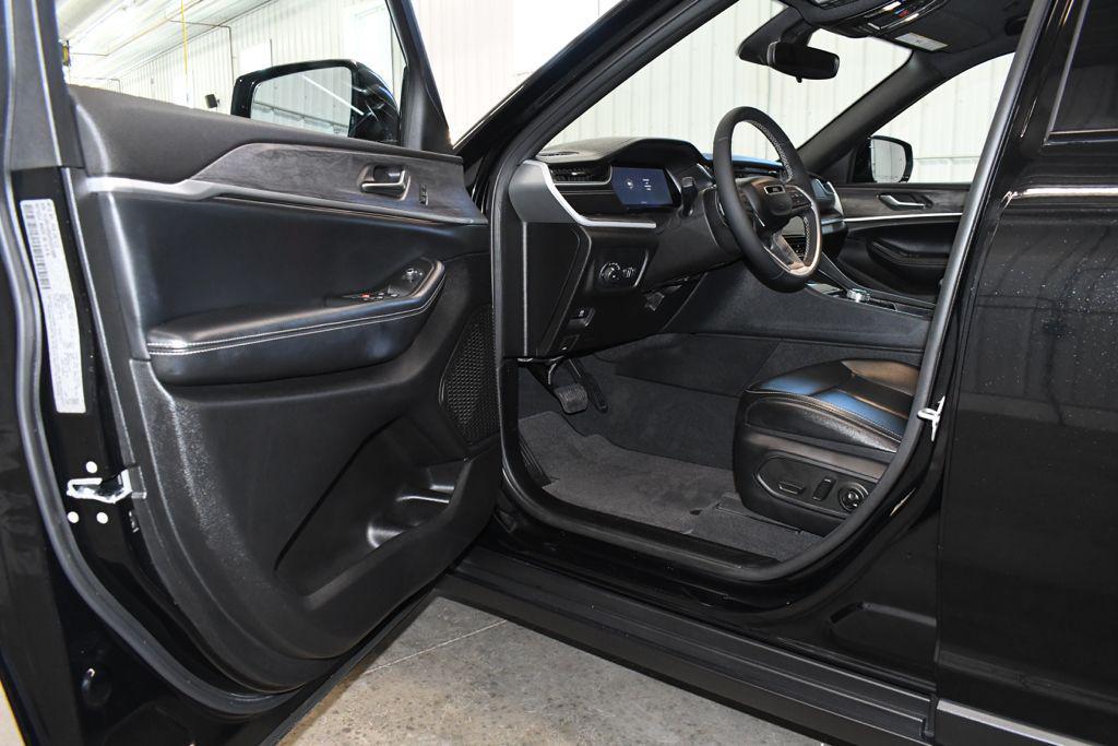 used 2024 Jeep Grand Cherokee car, priced at $37,140