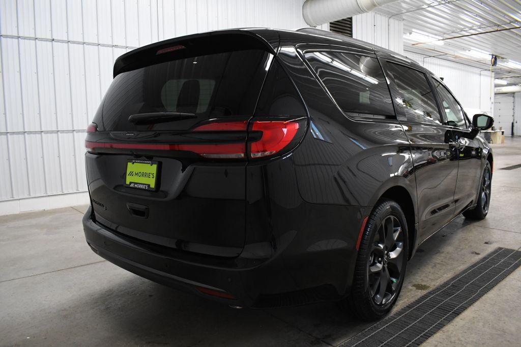 new 2026 Chrysler Pacifica car, priced at $44,615