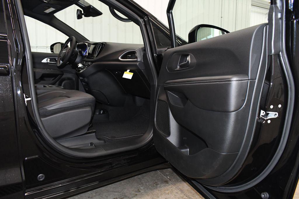 new 2026 Chrysler Pacifica car, priced at $44,615