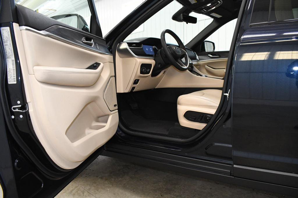 used 2024 Jeep Grand Cherokee car, priced at $35,990