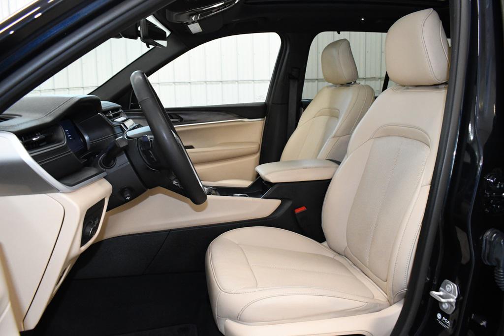 used 2024 Jeep Grand Cherokee car, priced at $35,990