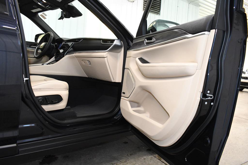 used 2024 Jeep Grand Cherokee car, priced at $35,990