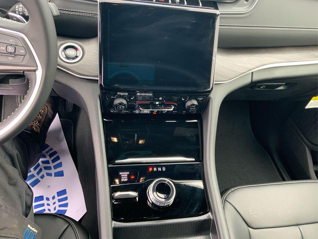 new 2025 Jeep Grand Cherokee car, priced at $42,215