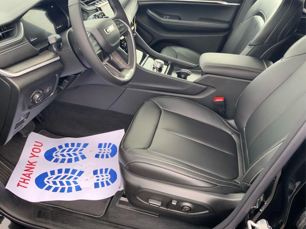 new 2025 Jeep Grand Cherokee car, priced at $42,215