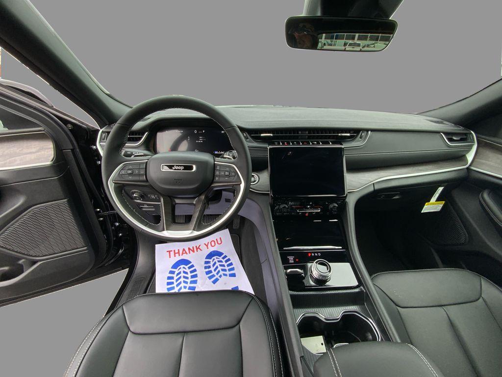 new 2025 Jeep Grand Cherokee car, priced at $42,215