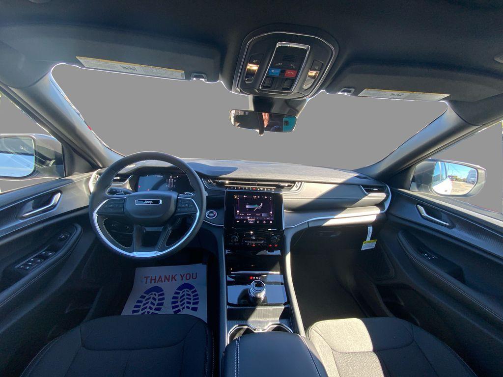 new 2025 Jeep Grand Cherokee car, priced at $35,780