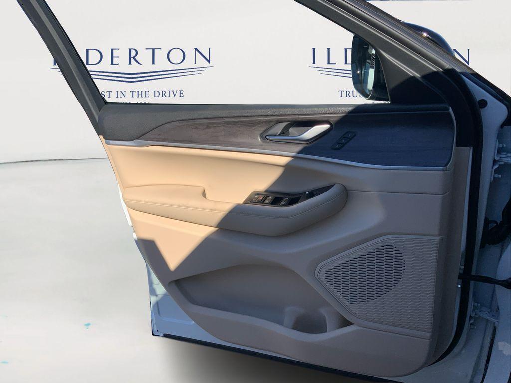 new 2025 Jeep Grand Cherokee car, priced at $37,900