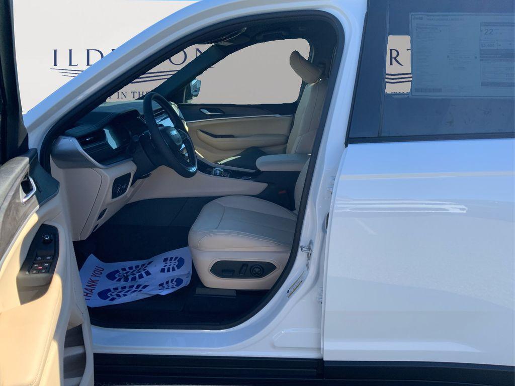 new 2025 Jeep Grand Cherokee car, priced at $37,900