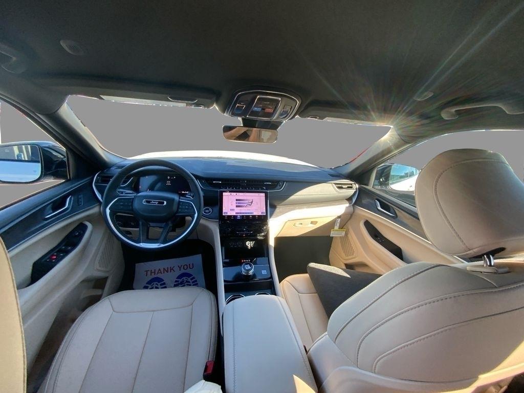 new 2025 Jeep Grand Cherokee car, priced at $37,900