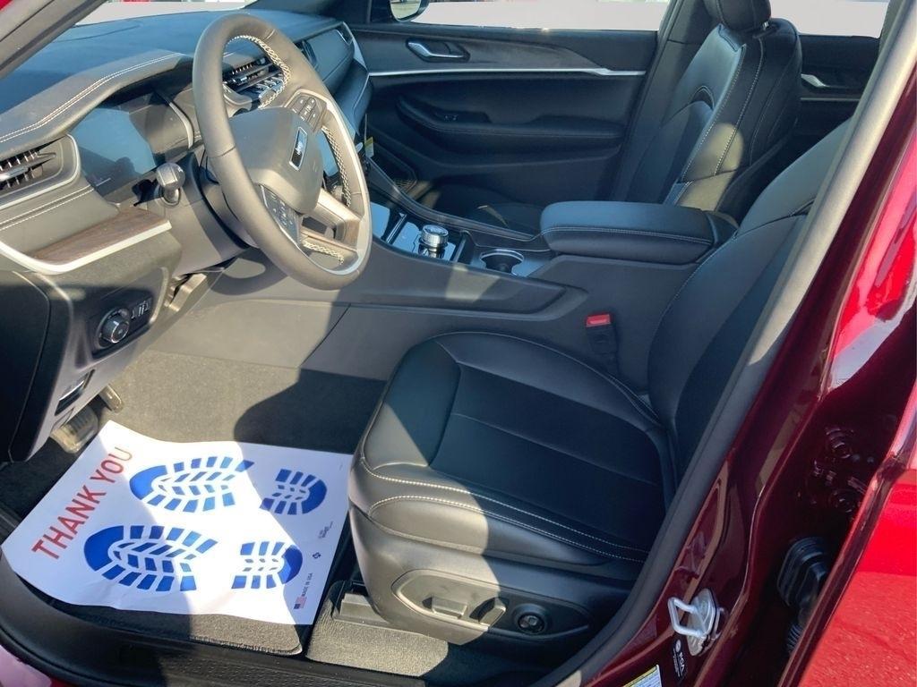 new 2025 Jeep Grand Cherokee car, priced at $42,220