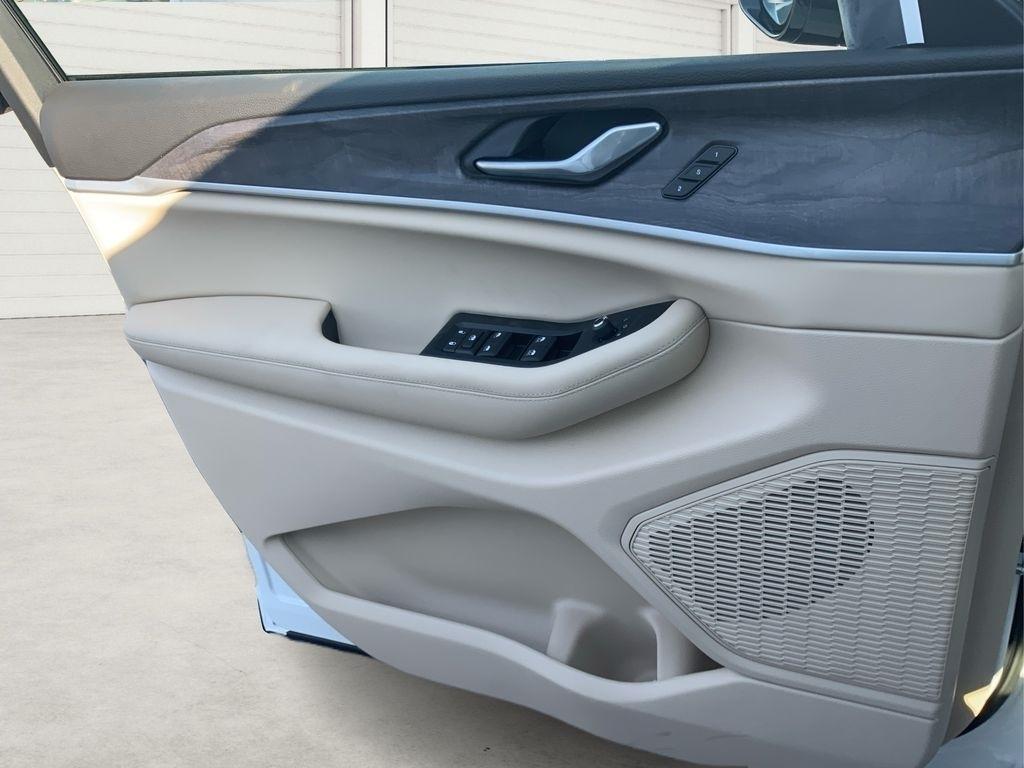 new 2025 Jeep Grand Cherokee car, priced at $43,565