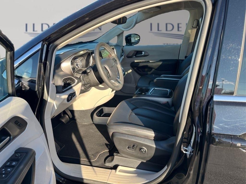 used 2024 Chrysler Pacifica car, priced at $23,995
