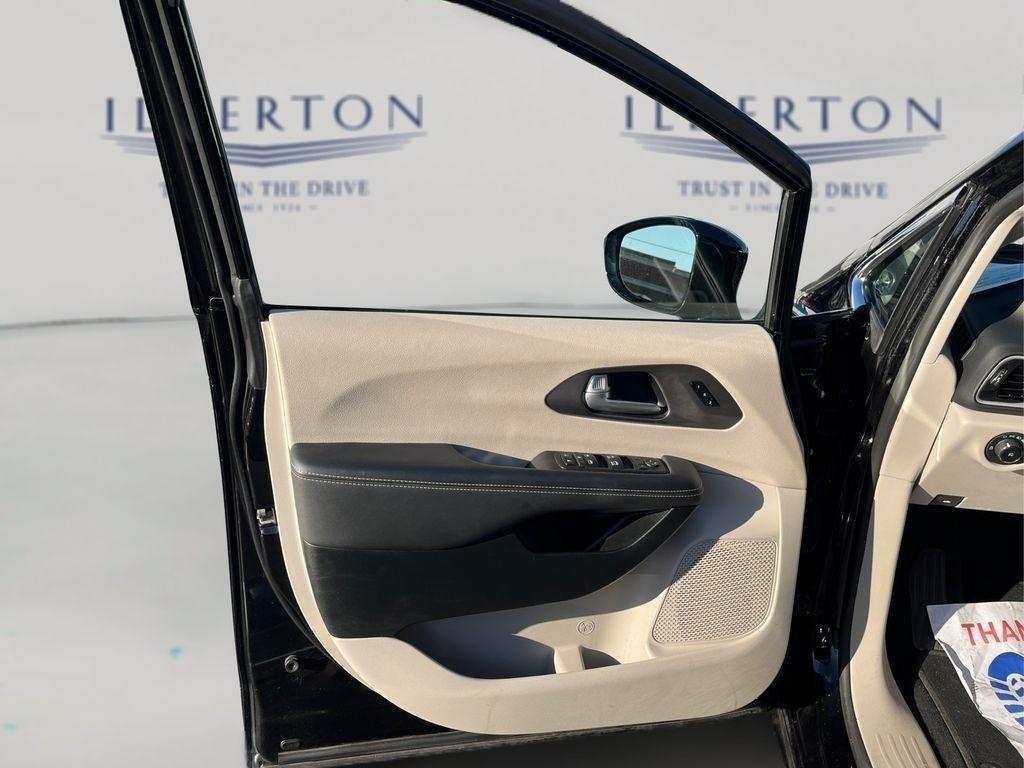 used 2024 Chrysler Pacifica car, priced at $23,995