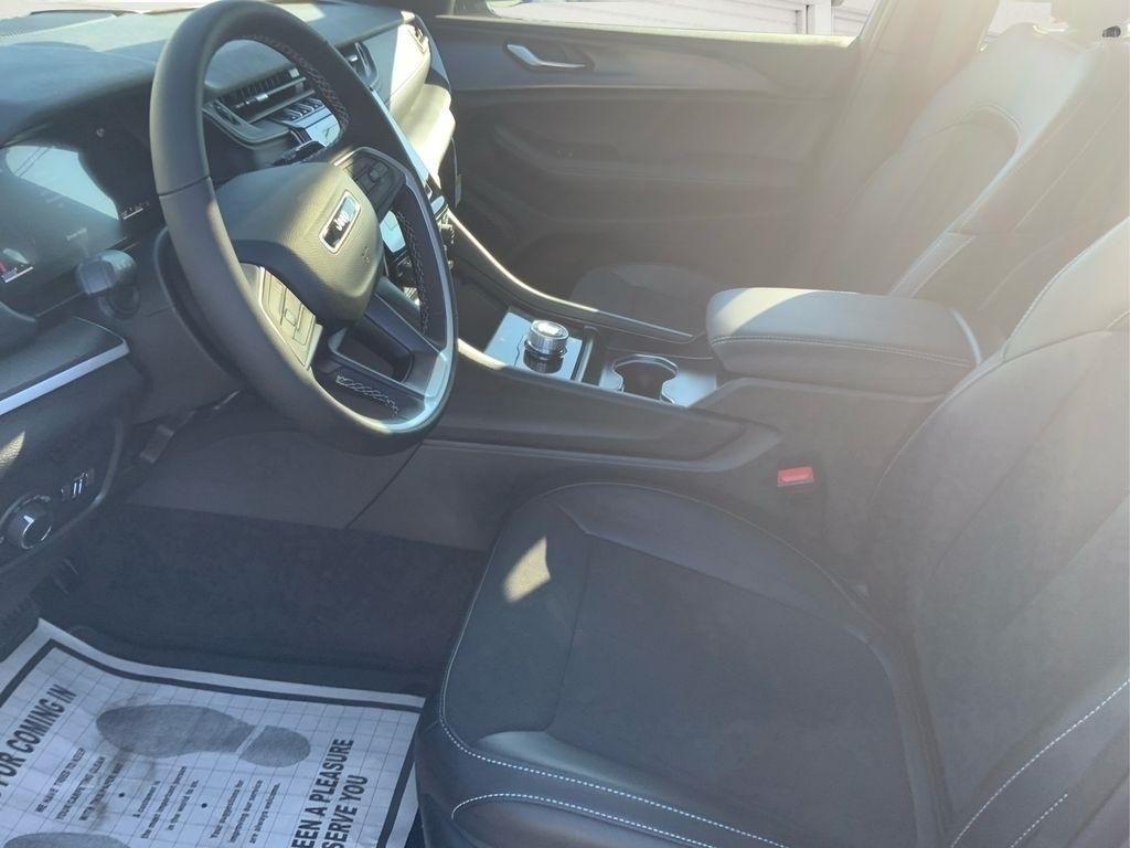 new 2025 Jeep Grand Cherokee car, priced at $37,870