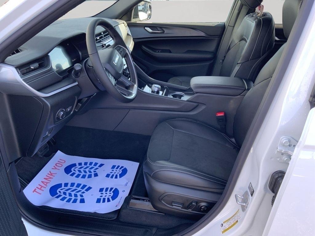 new 2025 Jeep Grand Cherokee car, priced at $37,780