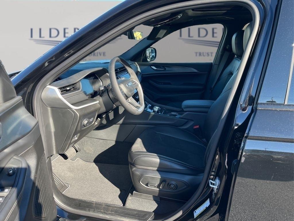 new 2025 Jeep Grand Cherokee car, priced at $39,870