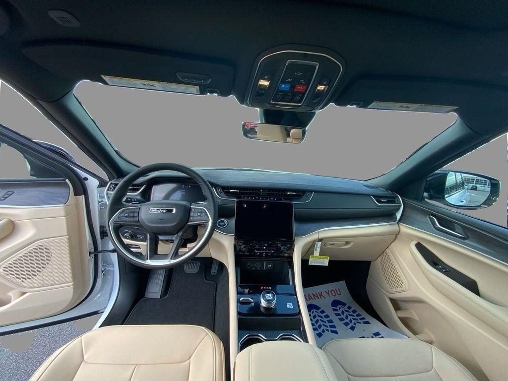 new 2025 Jeep Grand Cherokee car, priced at $38,915