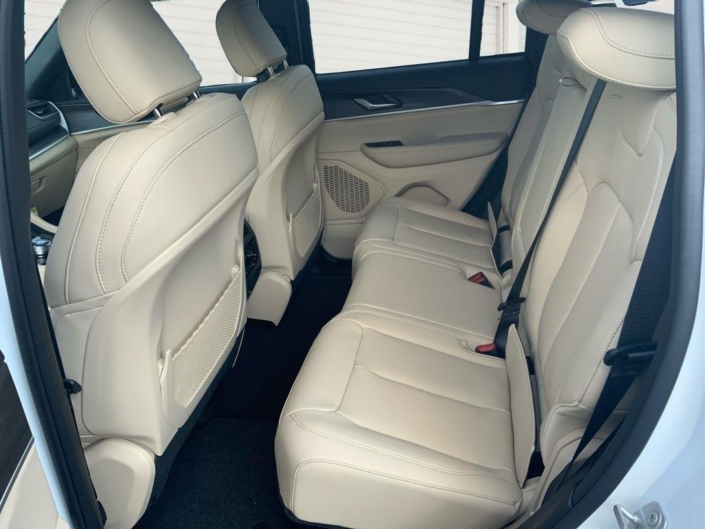 new 2025 Jeep Grand Cherokee car, priced at $38,915