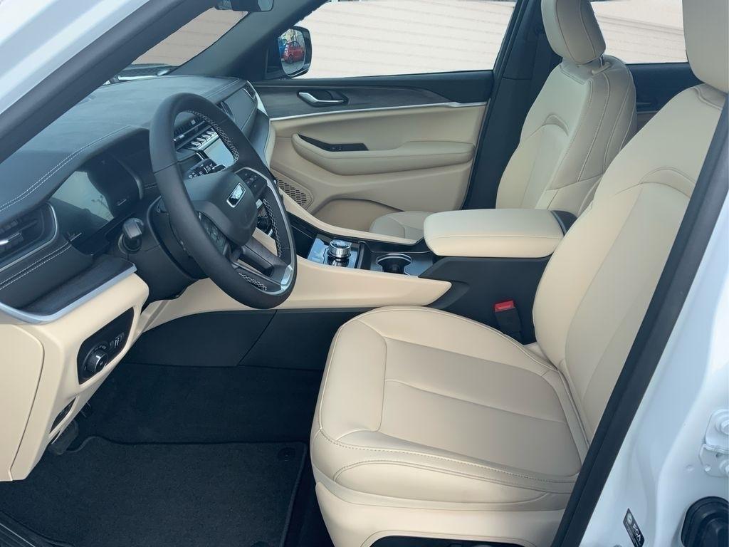 new 2025 Jeep Grand Cherokee car, priced at $38,915