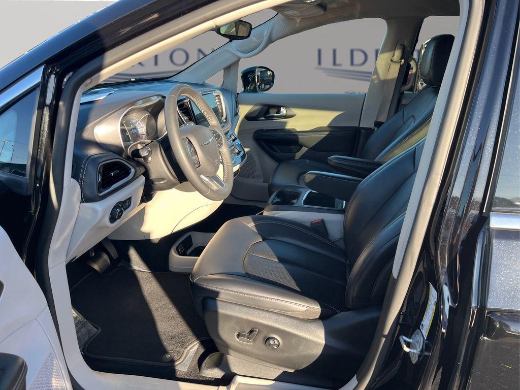 used 2024 Chrysler Pacifica Hybrid car, priced at $26,995