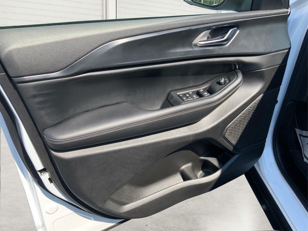 new 2025 Jeep Grand Cherokee car, priced at $31,575