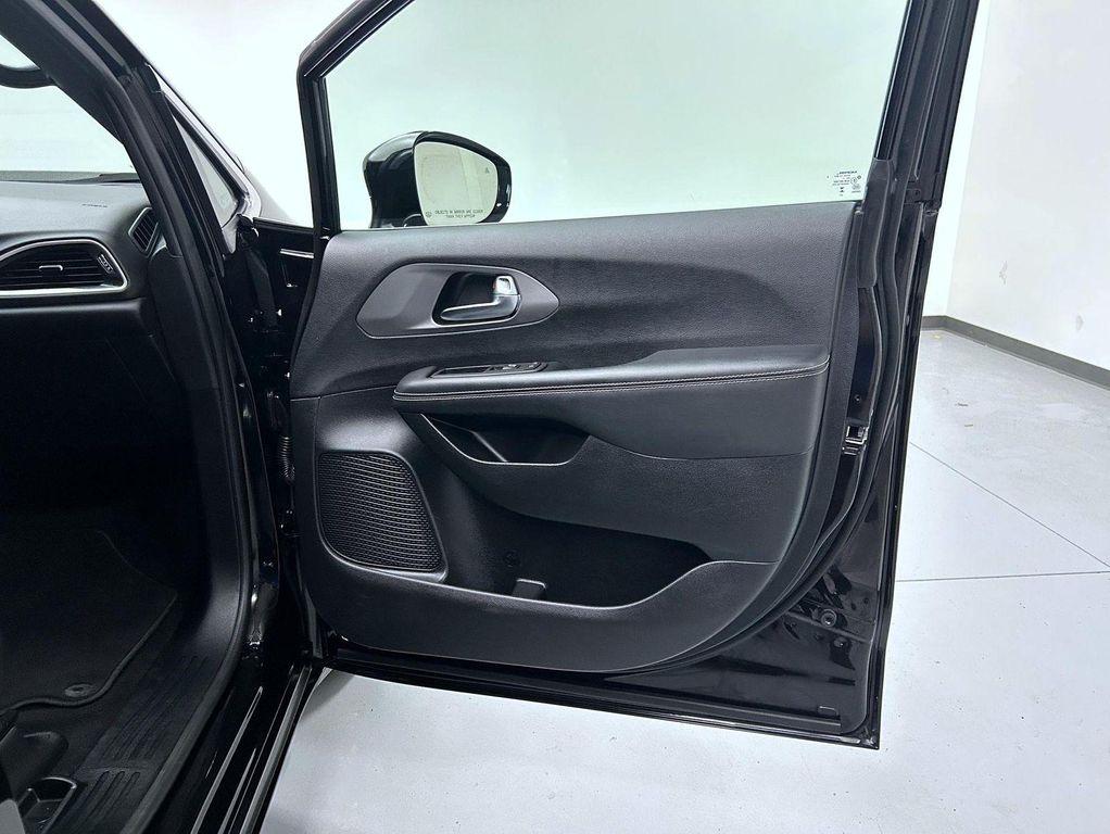 used 2025 Chrysler Pacifica car, priced at $33,633