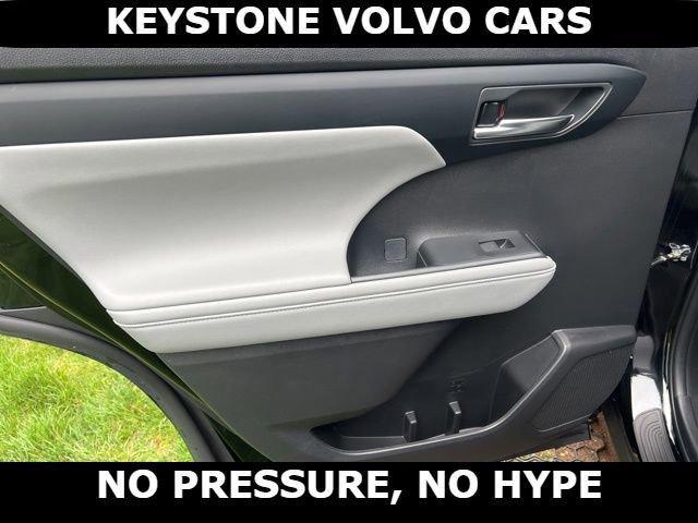 used 2024 Toyota Highlander car, priced at $37,995