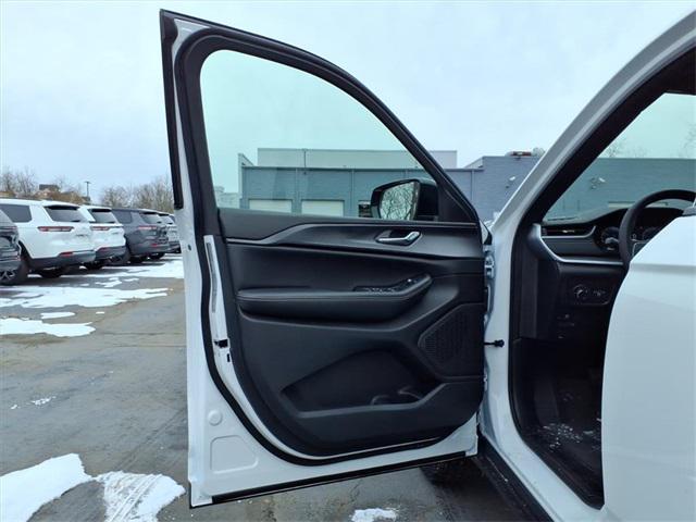 new 2025 Jeep Grand Cherokee car, priced at $38,923