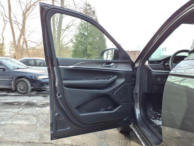 new 2025 Jeep Grand Cherokee car, priced at $41,061