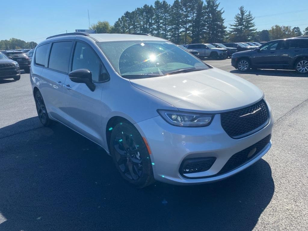 new 2026 Chrysler Pacifica car, priced at $42,270