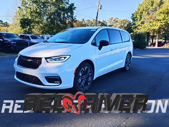 new 2026 Chrysler Pacifica car, priced at $43,543