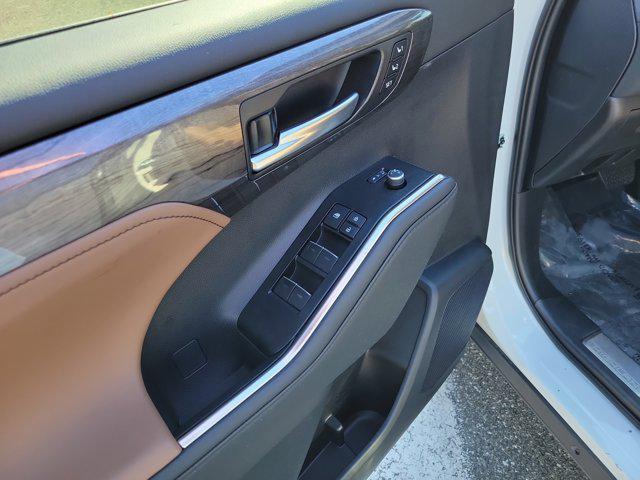 used 2025 Toyota Highlander Hybrid car, priced at $49,900