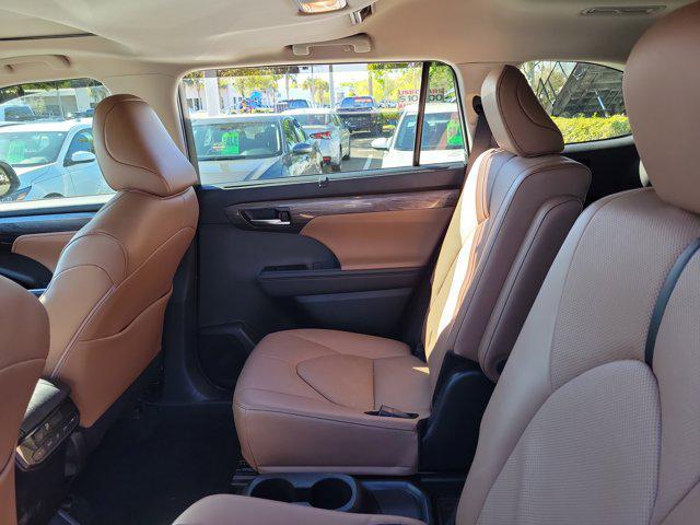 used 2025 Toyota Highlander Hybrid car, priced at $49,900