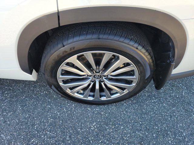 used 2025 Toyota Highlander Hybrid car, priced at $49,900