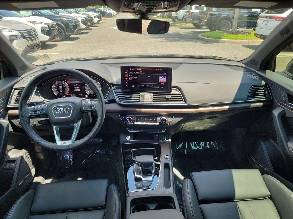 Audi Q5 view 12