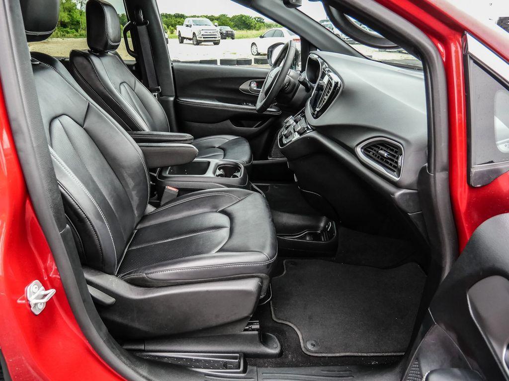 used 2025 Chrysler Pacifica car, priced at $31,397