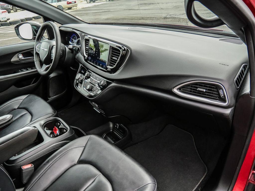 used 2025 Chrysler Pacifica car, priced at $31,397