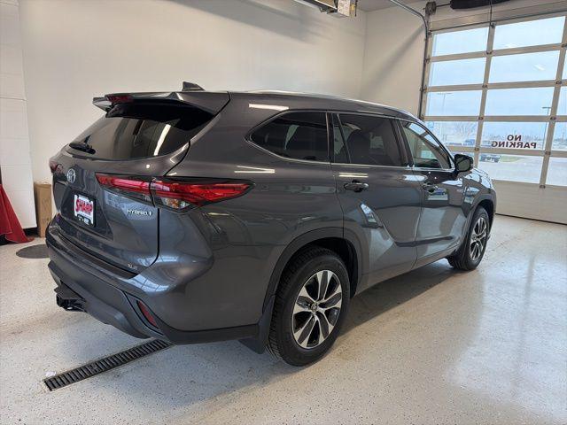 used 2020 Toyota Highlander Hybrid car, priced at $29,992