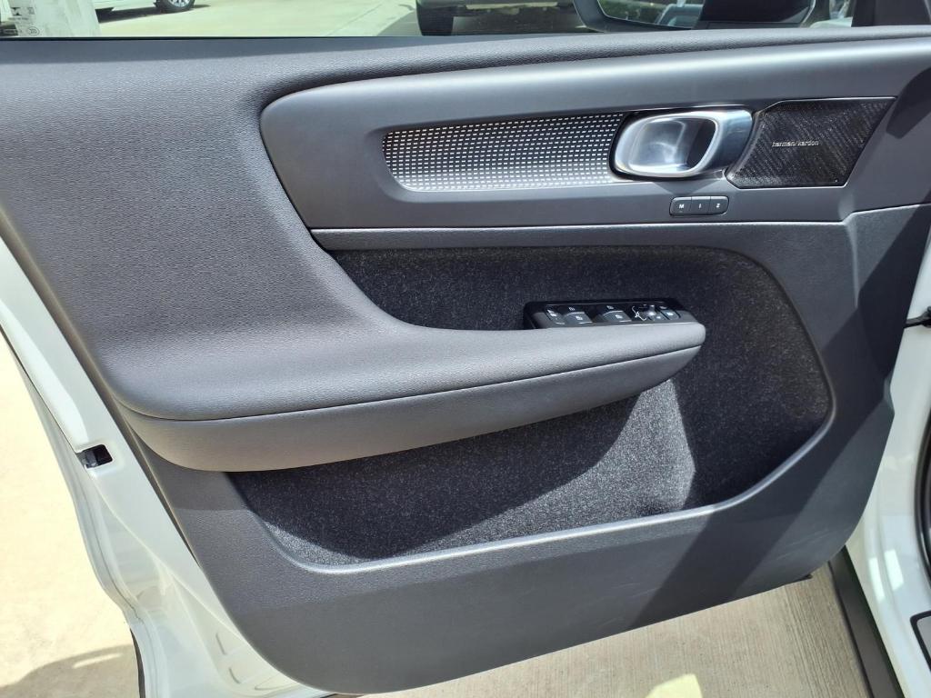 used 2021 Volvo XC40 car, priced at $25,307