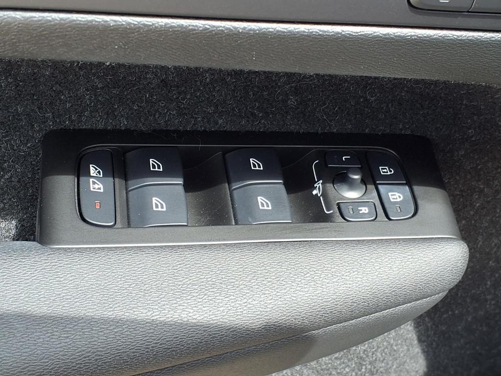 used 2021 Volvo XC40 car, priced at $25,307