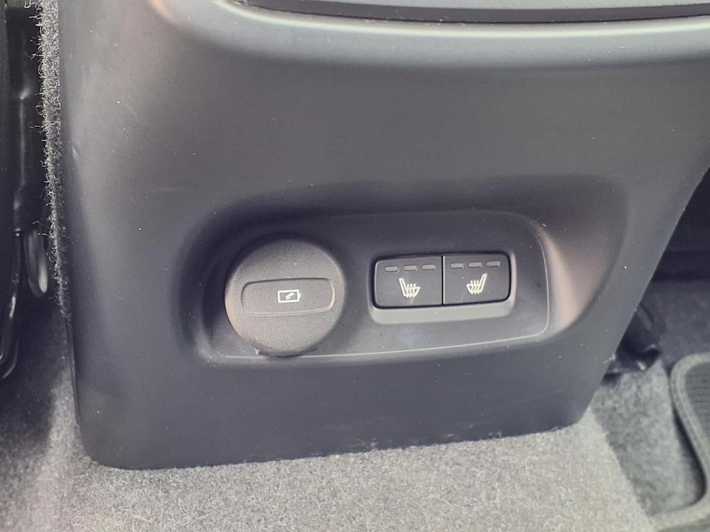 used 2021 Volvo XC40 car, priced at $25,307