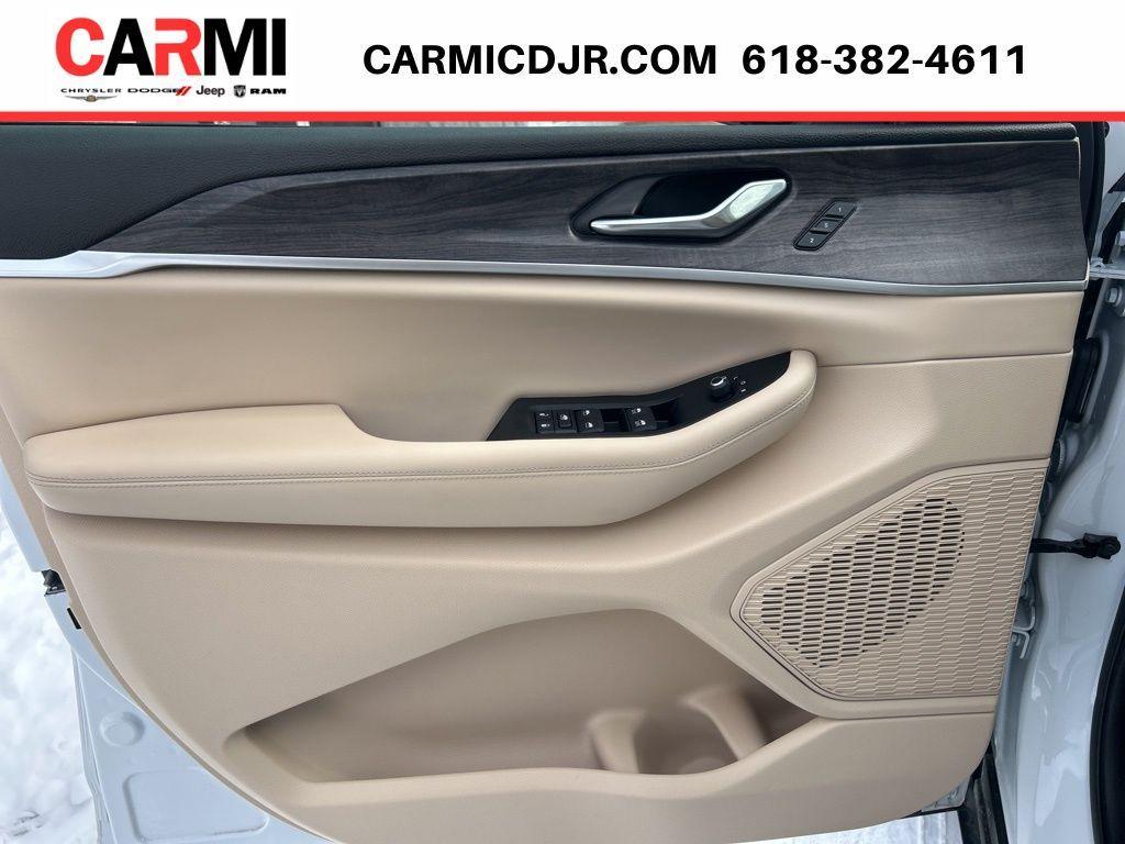 used 2025 Jeep Grand Cherokee car, priced at $40,995