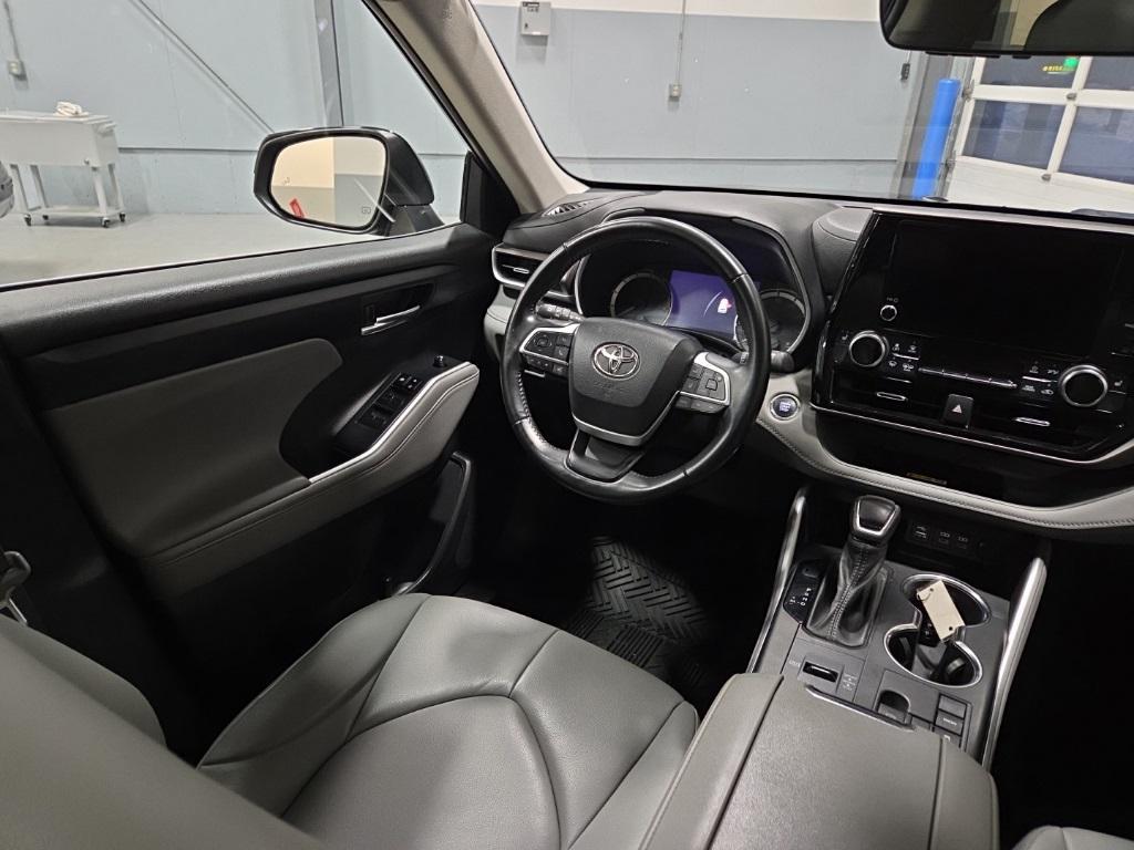 used 2023 Toyota Highlander car, priced at $31,300