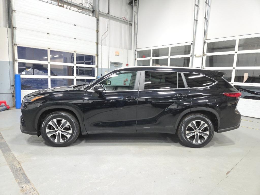 used 2023 Toyota Highlander car, priced at $31,300