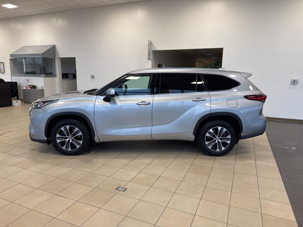 used 2020 Toyota Highlander car, priced at $23,429