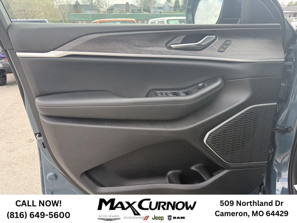 new 2026 Jeep Grand Cherokee car, priced at $43,676