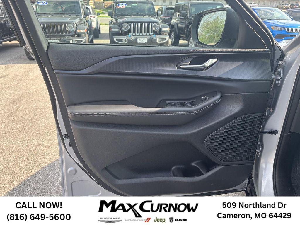 new 2025 Jeep Grand Cherokee car, priced at $34,929